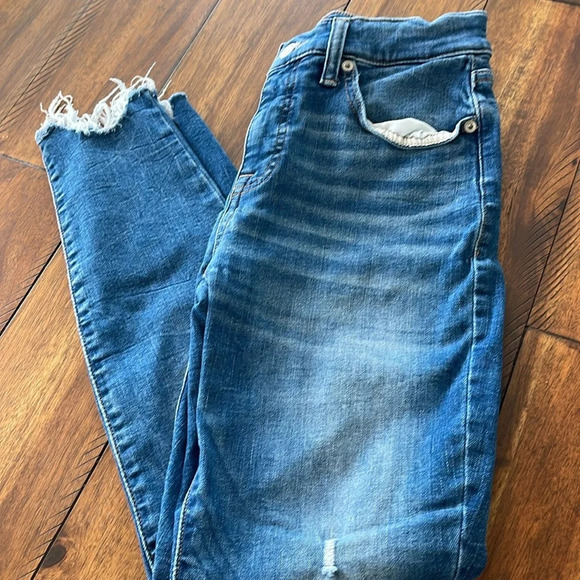 Lucky Brand Blue Denim Jeans size 6 / 28 Ankle Length Distressed - Picture 16 of 16
